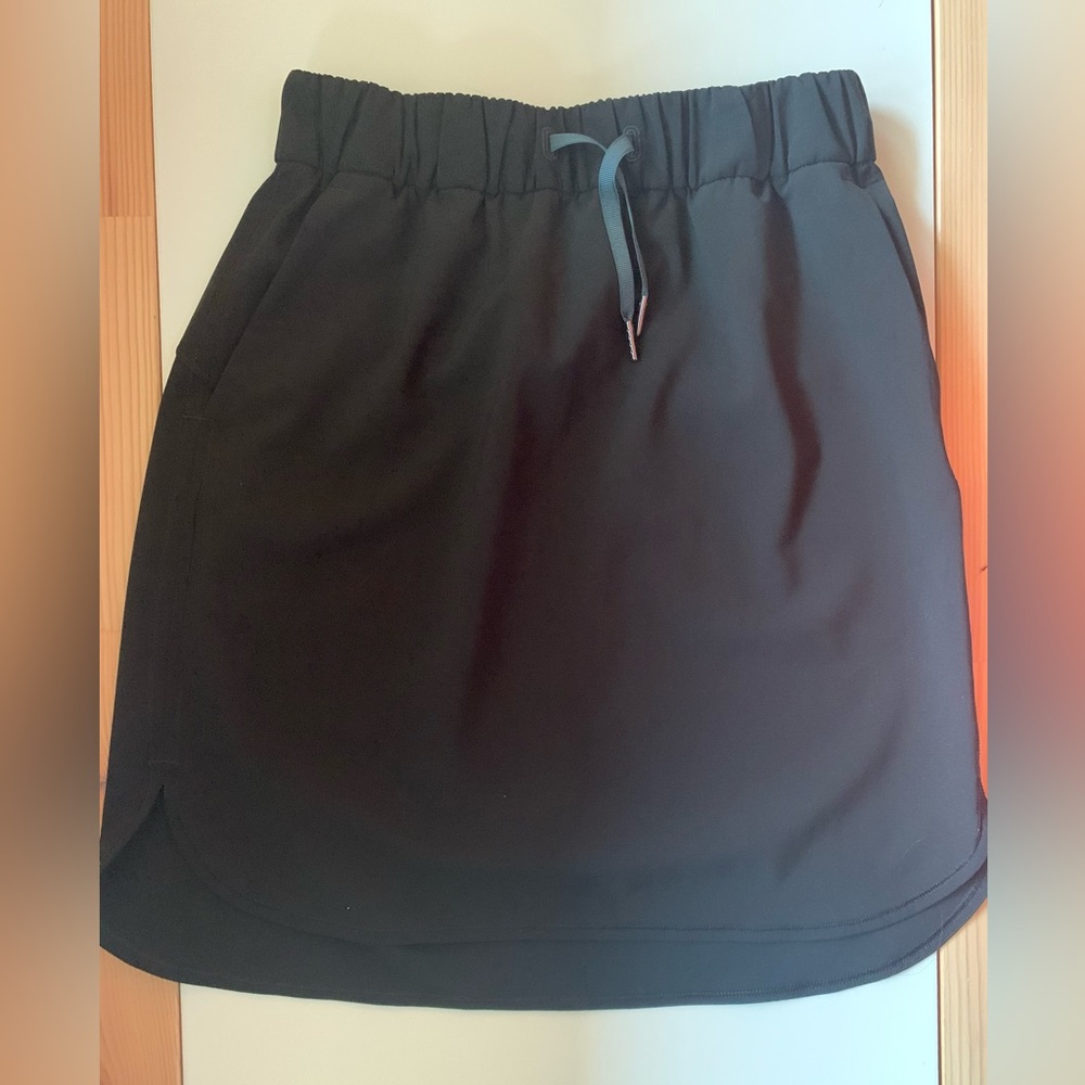 Lululemon on the fly skirt size 6 NWOT